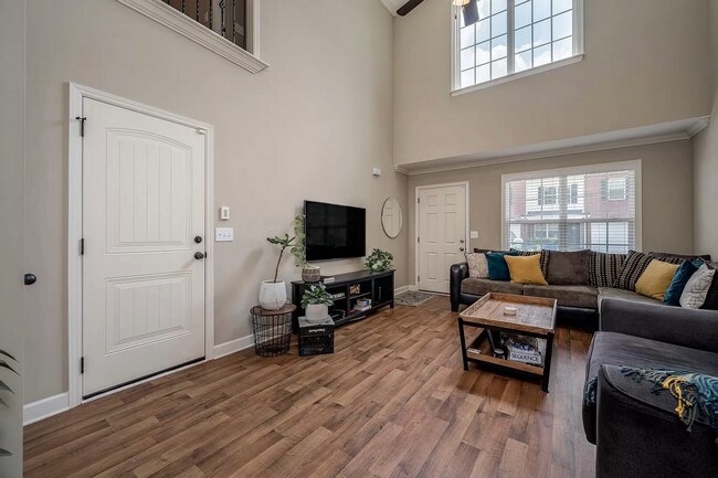 Foto del edificio - COMING SOON! Murfreesboro Townhouse- 4 Bed...