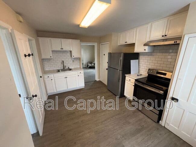 Building Photo - 137 Main St