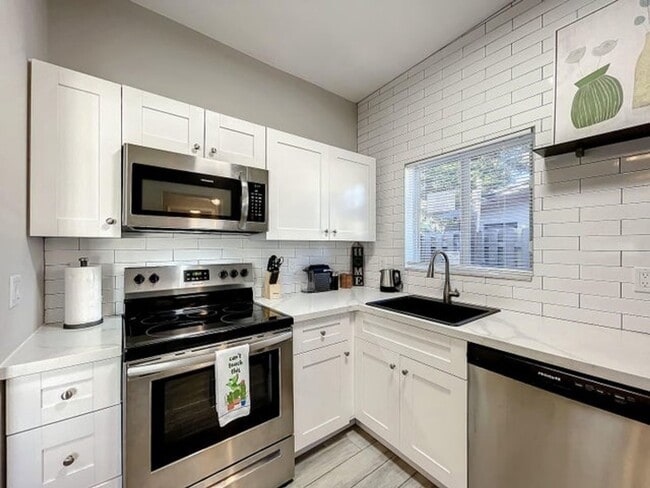 Building Photo - 1500 SW 12th Ct