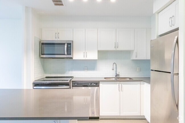 1BR, 1BA - 785SF - Kitchen - 1450 Sheppard Avenue