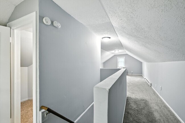 Building Photo - Huge 3 Bedroom Single Family Home in Minne...