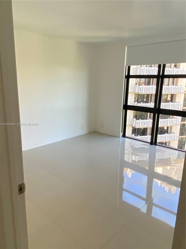 Foto del edificio - 1111 Crandon Blvd