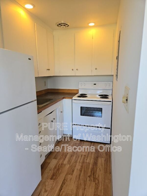 Building Photo - 6609 SW Admiral Wy