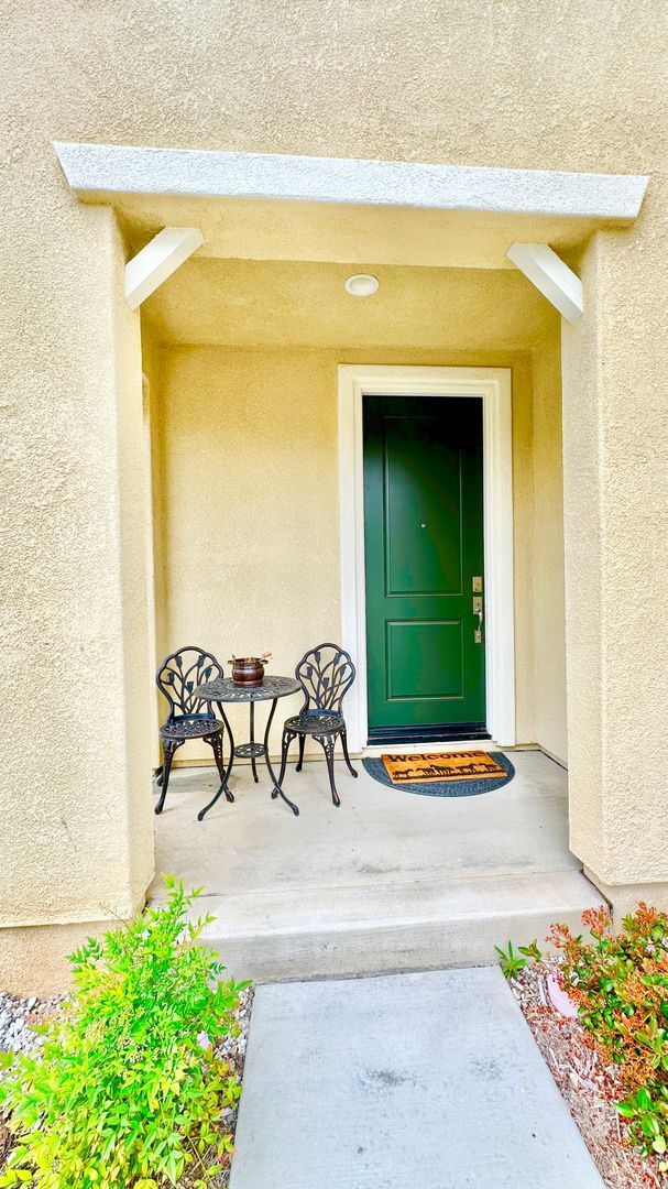 Building Photo - Newer & Lovely Two-Story Home in the New C...