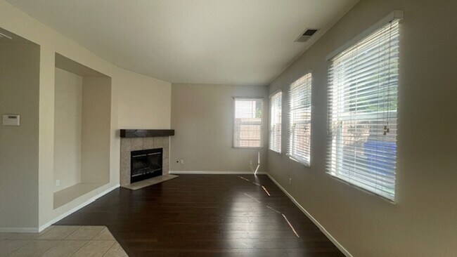 Foto del edificio - Gorgeous 4 Bedroom, 2.5 Bath with Loft in Rancho Del Oro For Rent!