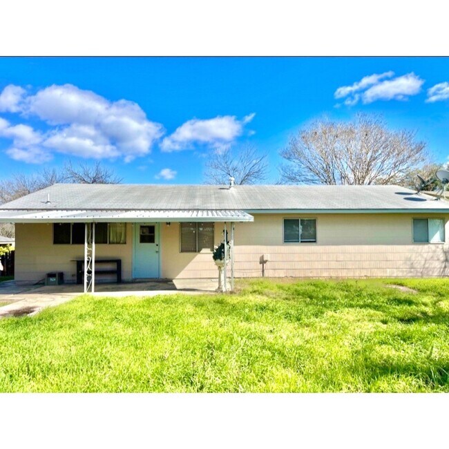 Amplio patio trasero y terraza cubierta. - 2915 Eagle Rdg