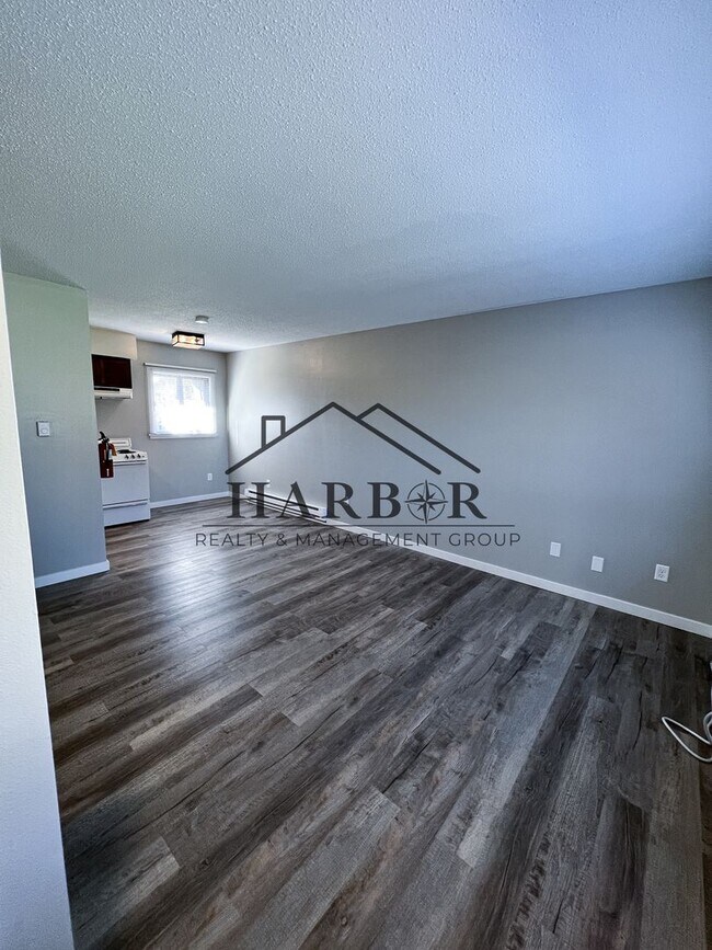 Building Photo - Renovated 1 Bedroom 1 Bath - SPECIAL: Lower rent for a 6 month Lease