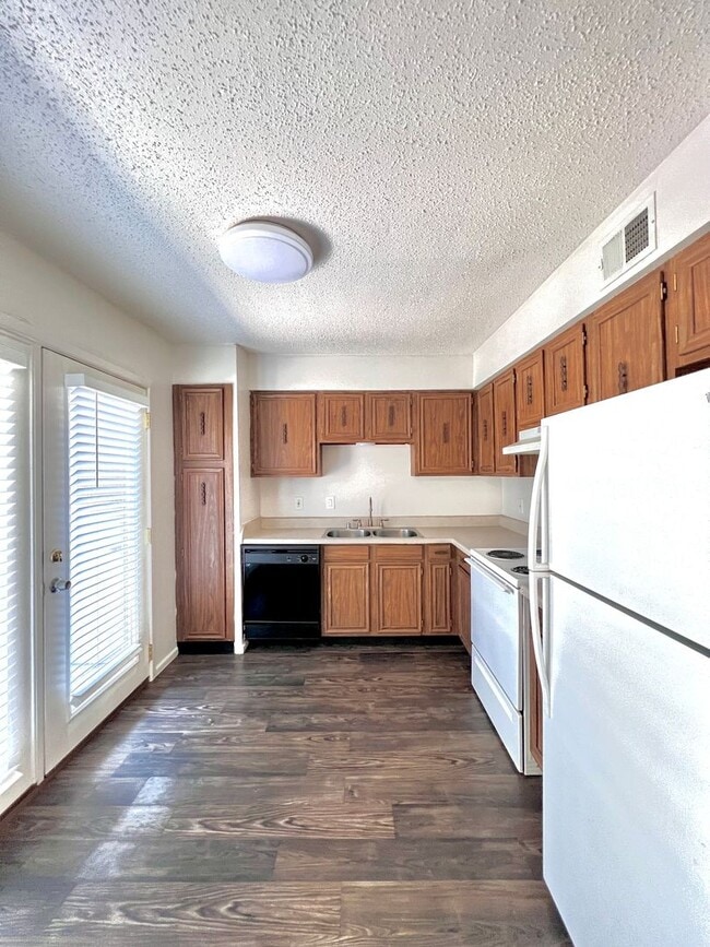 Interior Photo - Peppertree Inn