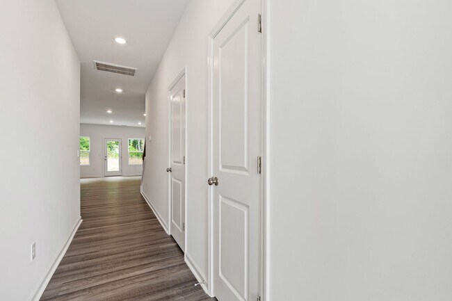 Building Photo - Updated 3BR Townhome with Pool and Spaciou...