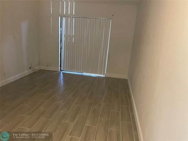 Foto del edificio - 4164 Lakeside Dr