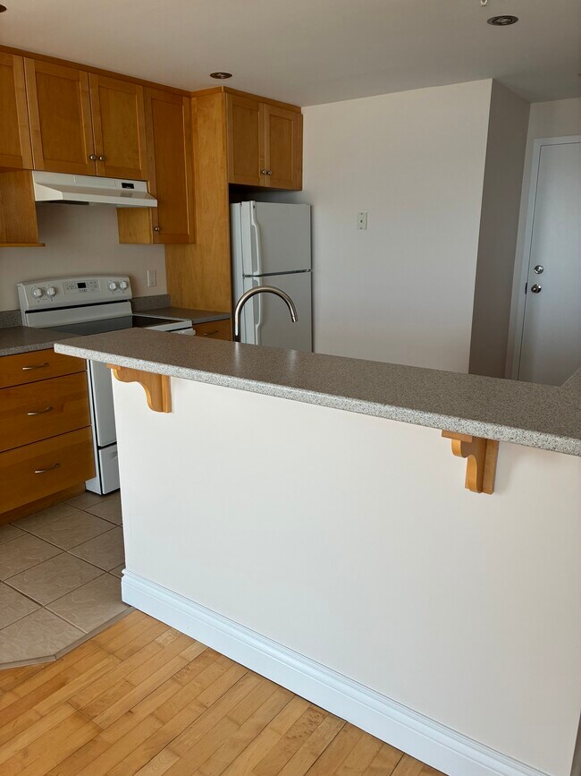 Photo du bâtiment - STUNNING TWO LEVEL PENTHOUSE AVAILABLE