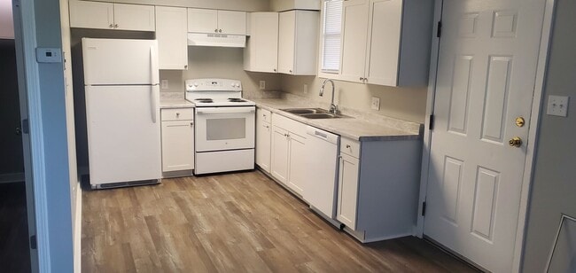 Building Photo - Beautifully Updated 1-Bedroom Apartment with Washer/Dryer Hookups!
