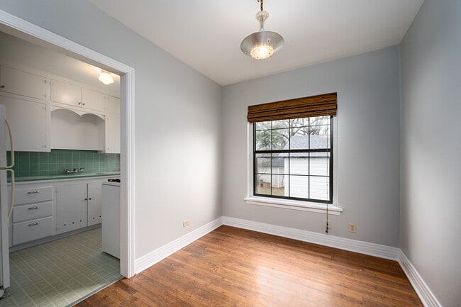 Dining room - 422 E 8th St