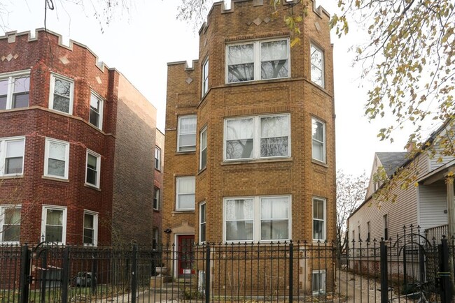4 unit building - 3053 N Sawyer Ave
