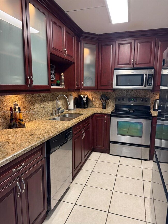 Building Photo - 400 Kings Point Dr