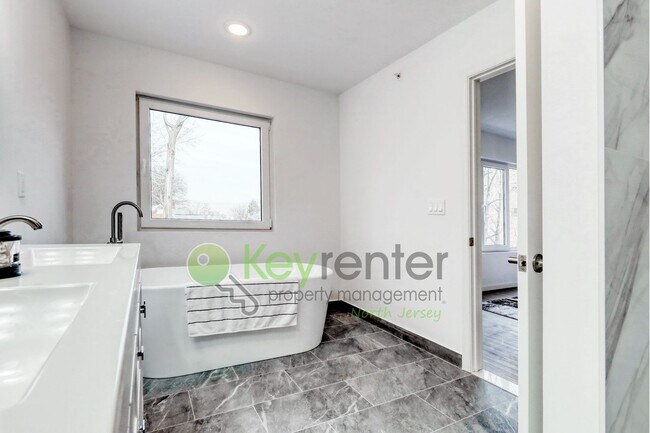 Foto del edificio - Modern New Construction 3 Bedroom Townhome with Garage & Driveway — First Occupancy!