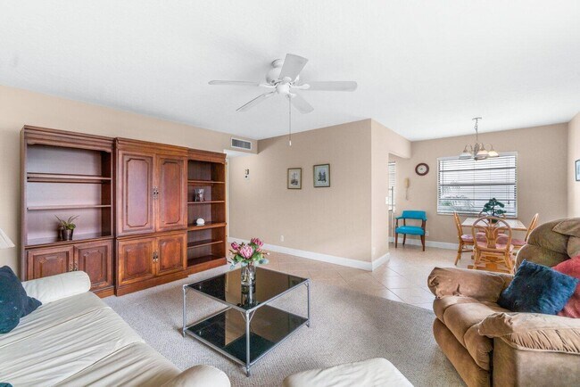 Building Photo - 715 Normandy Ln