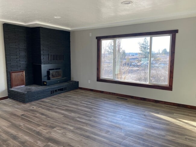 Building Photo - 4 Bedroom House with Large Shop!
