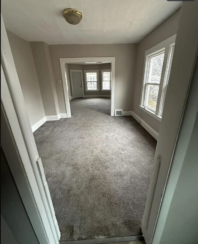 Foto del edificio - 2962 E 66th St