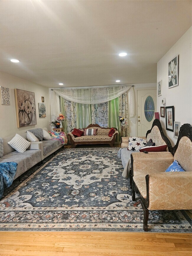 Foto del edificio - 12 Brookside Ave W