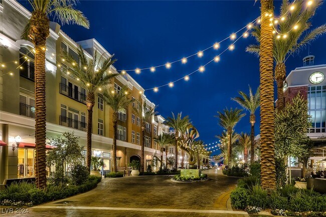 Foto del edificio - 2240 Village Walk Dr