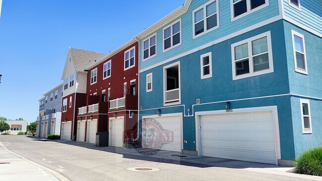Foto del edificio - Great 3 Bd 2.5 Bath Townhome 2 Car Garage