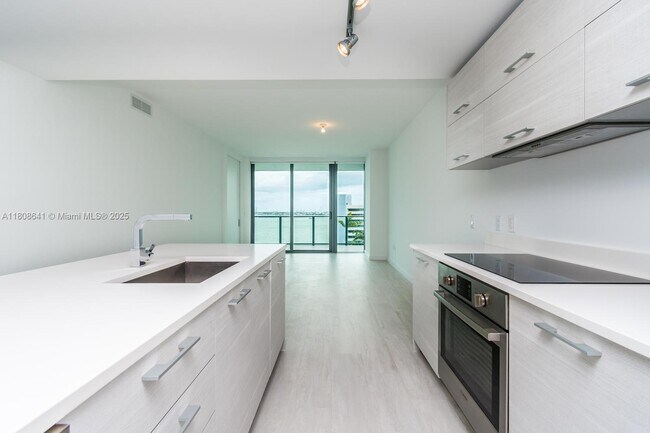Foto del edificio - 650 NE 32nd St