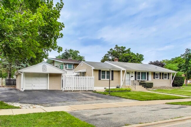 Building Photo - 252 S Plum Grove Rd