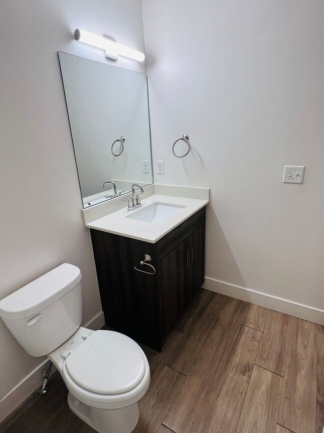 Foto del edificio - Beautiful new construction town home with ...
