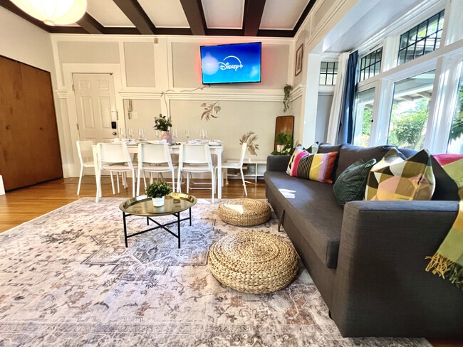 Building Photo - 1427 W King Edward Ave