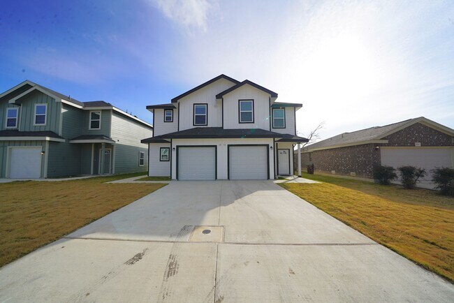 Building Photo - Brand New Duplex Rental Now Available in C...