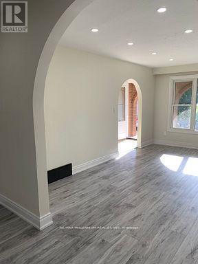 Photo du bâtiment - 351 Queen Victoria Dr