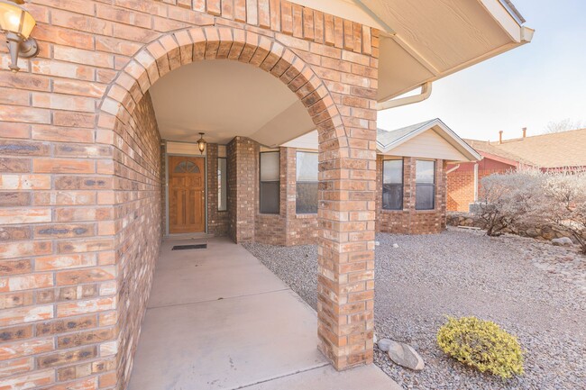 Building Photo - Inviting 3 Bed 2 Bath - Pet Friendly!