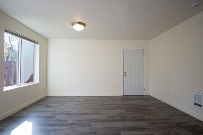 Building Photo - Garden Level 1 Bdr w/ Private Patio & 1 MO...