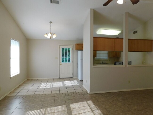 Building Photo - Charming 2 Bed 2 Bath Duplex Move in Special!