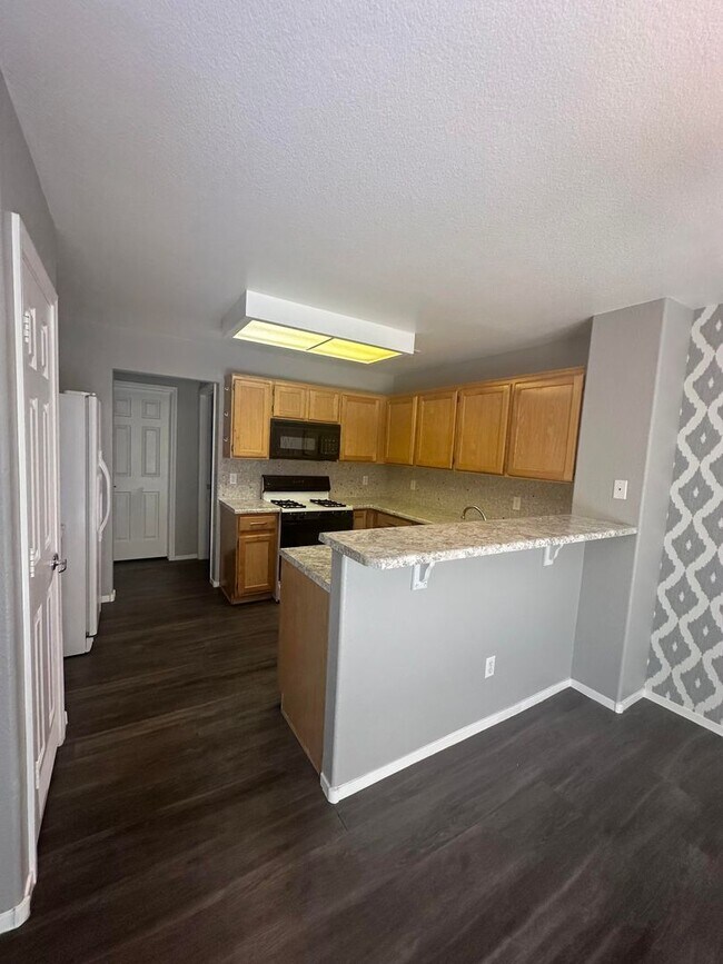 Building Photo - Lovely remodeled townhome in gated community