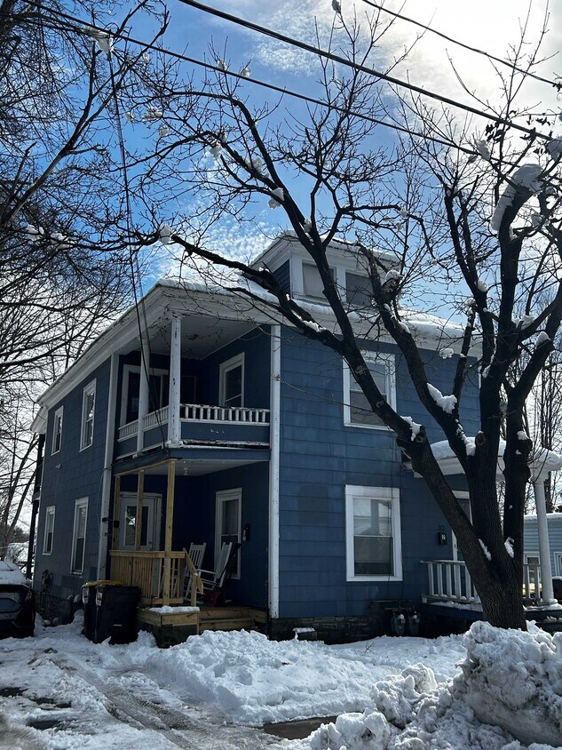 Entrance is on the right - 32-2 Montcalm St