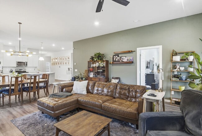 Foto del edificio - Quiet 4 Bedroom Oasis in Farmington