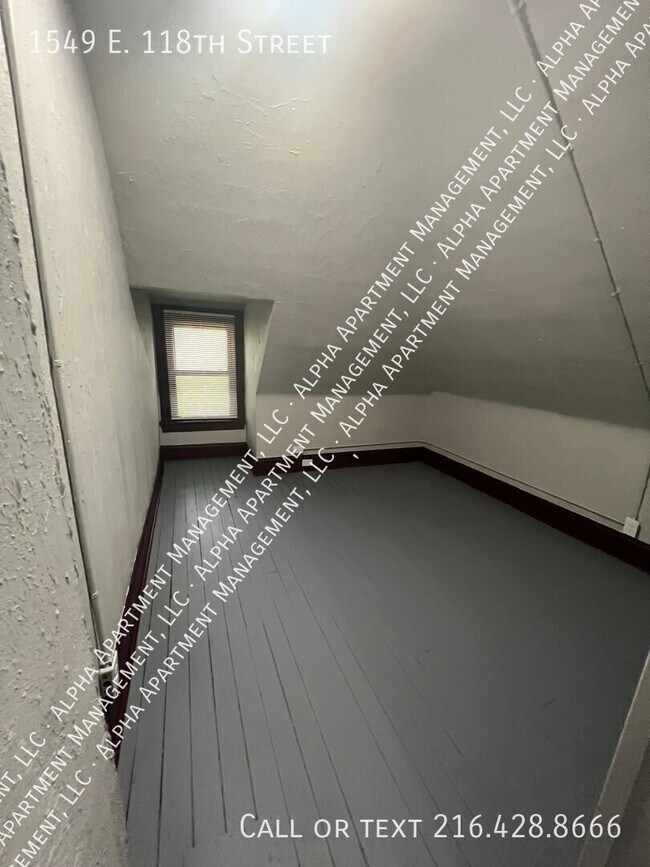 Foto del edificio - 1549 E 118th St