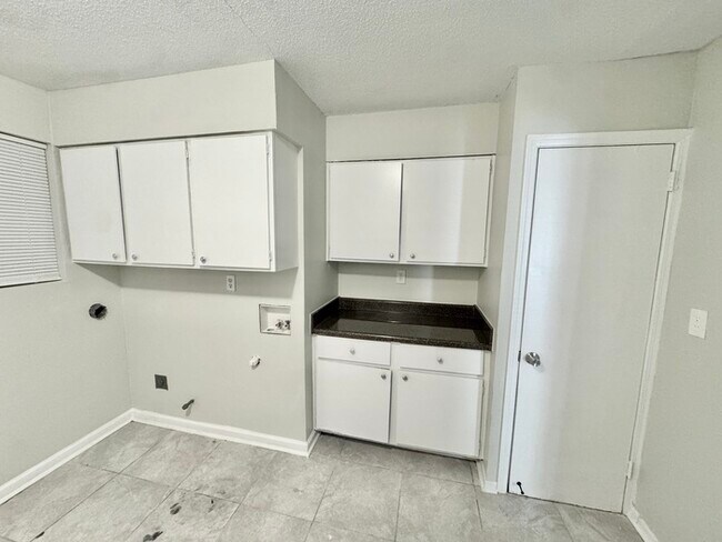 Foto del edificio - 4079 Forest View Dr