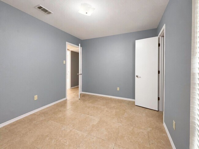 Foto del edificio - 915 Lemontree Dr