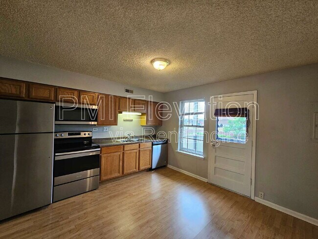 Foto del edificio - 9430 E Girard Ave
