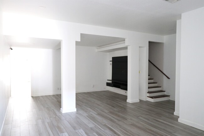 Building Photo - 1800 Country Club Dr