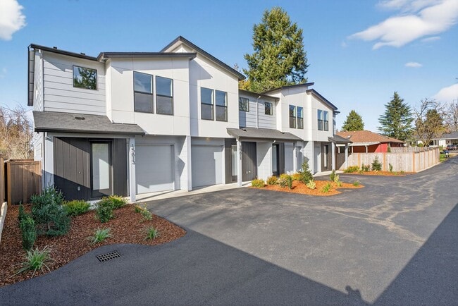 Building Photo - 15609 SE Meadowlark Ln