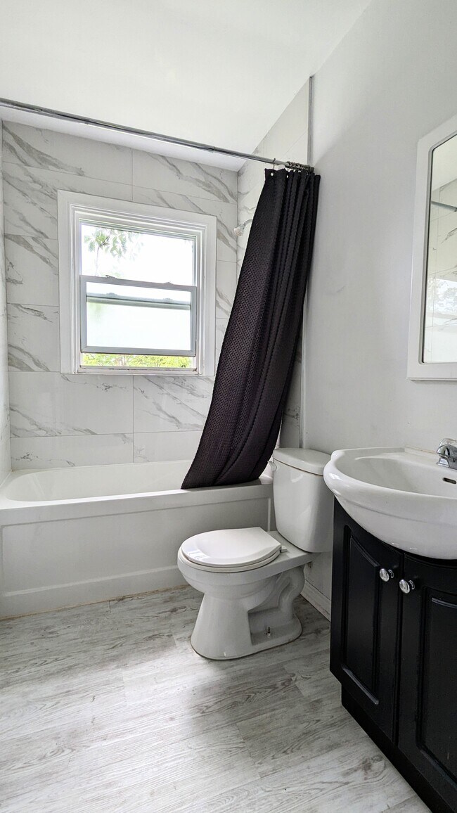 Photo du bâtiment - Bright And Cozy One-Bedroom In Downtown Ki...