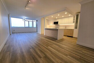 Building Photo - 3000 Bathurst St