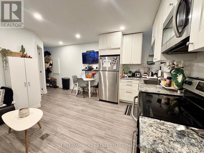 Building Photo - 340 Howland Ave