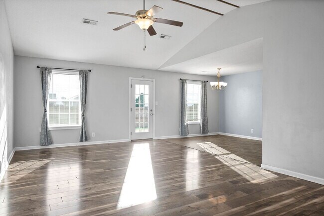 Foto del edificio - RANCH with huge, fenced yard on a corner lot!! Minutes to Fort Campbell, I-24, Clarksville, and a...