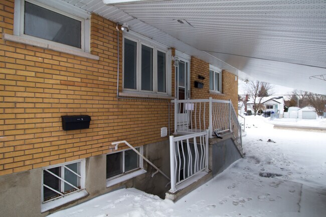 Photo du bâtiment - 2 Bedroom Basement Apartment – All Utiliti...