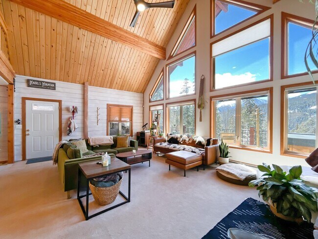 Foto del edificio - Cabin in the woods! Garage! Pets Negotiable! Furnished! Hot tub!